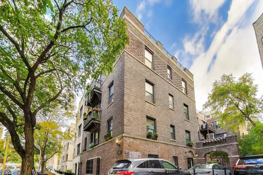 643 West Roscoe Street Chicago IL 60657