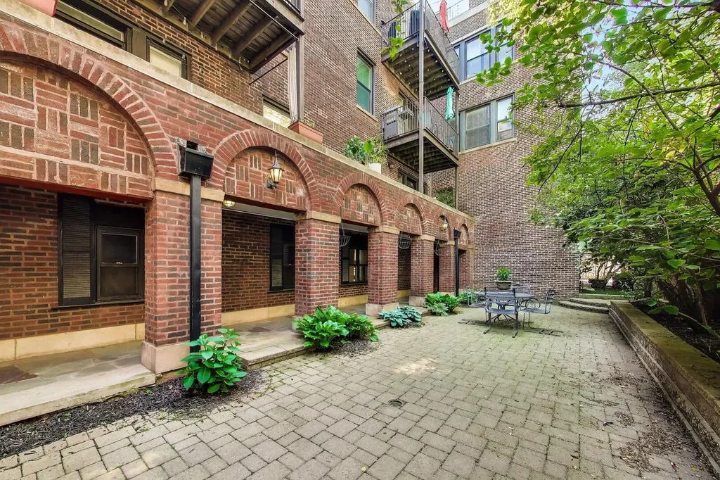 643 West Roscoe Street Chicago IL 60657