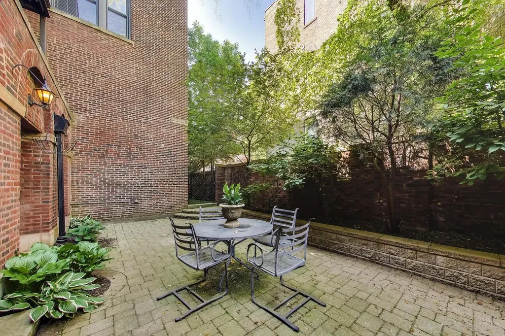 643 West Roscoe Street Chicago IL 60657