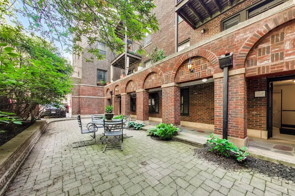 643 West Roscoe Street Chicago IL 60657
