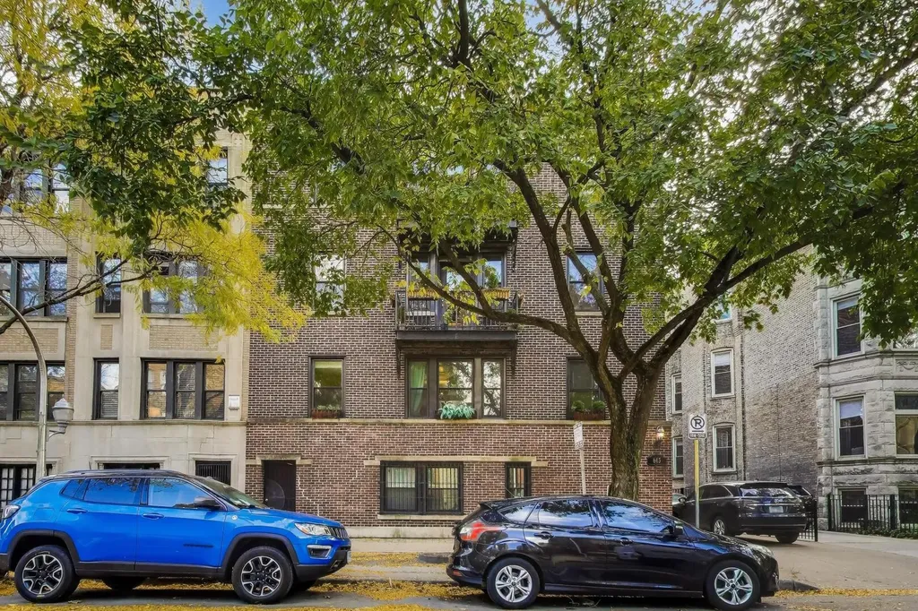 643 West Roscoe Street Chicago IL 60657