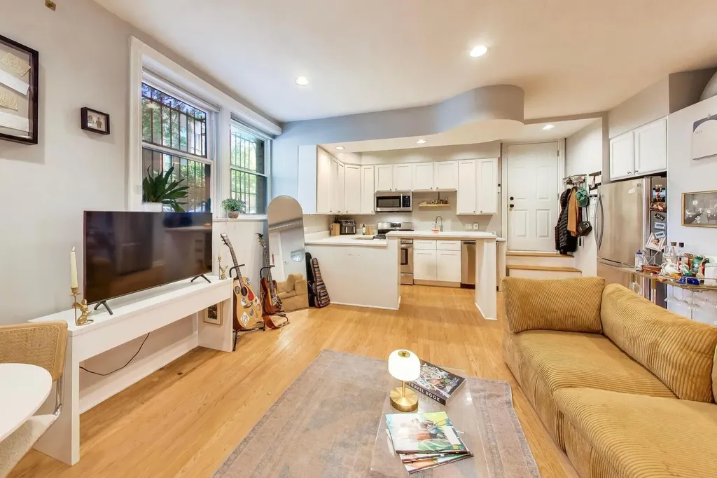 643 West Roscoe Street Chicago IL 60657