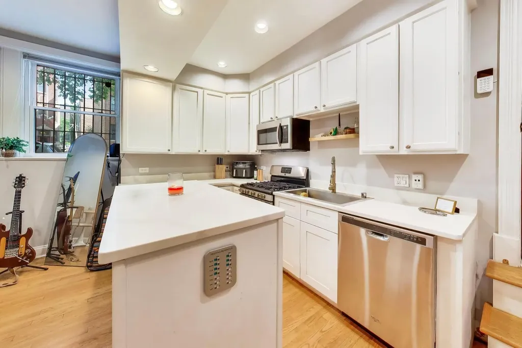 643 West Roscoe Street Chicago IL 60657