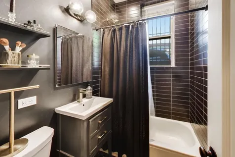 643 West Roscoe Street Chicago IL 60657