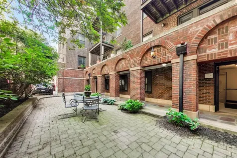 643 West Roscoe Street Chicago IL 60657
