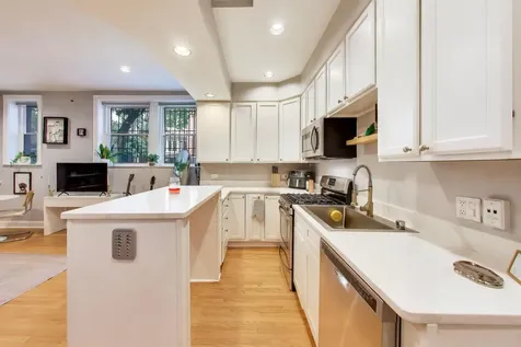 643 West Roscoe Street Chicago IL 60657