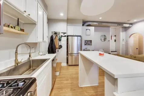 643 West Roscoe Street Chicago IL 60657