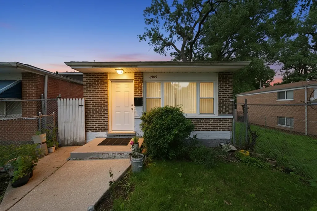 6909 South Ada Street Chicago IL 60636