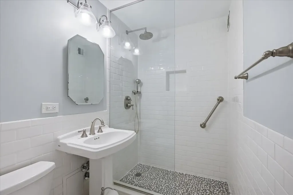 33 East Cedar Street Chicago IL 60611