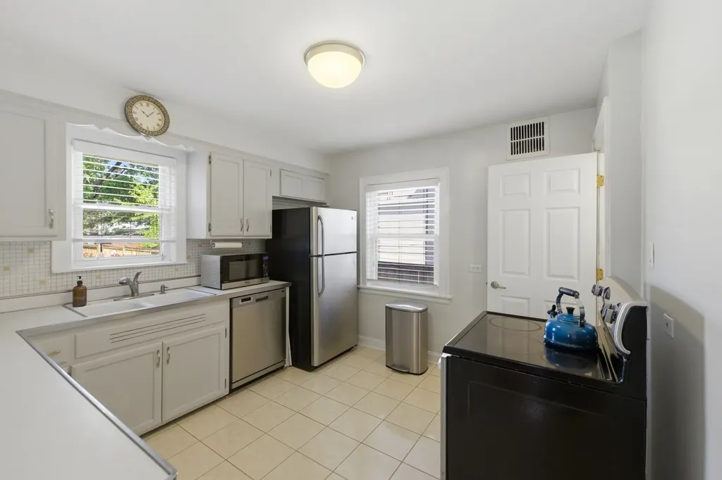 5430 North Lamon Avenue Chicago IL 60630