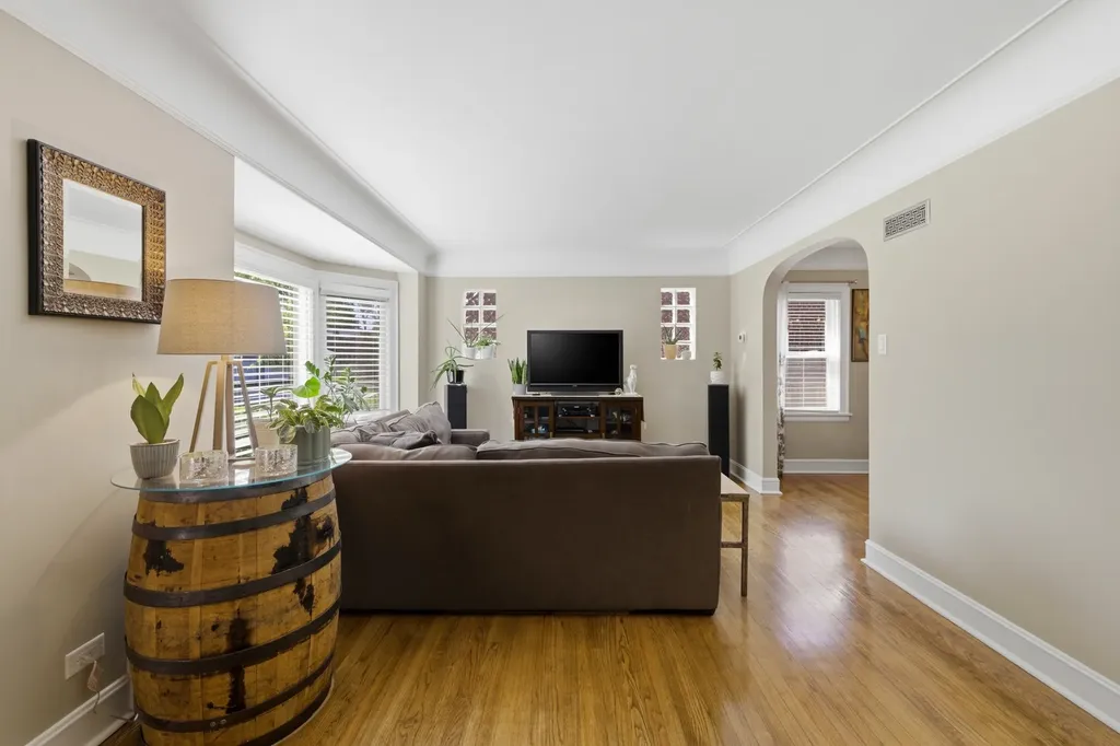 5430 North Lamon Avenue Chicago IL 60630