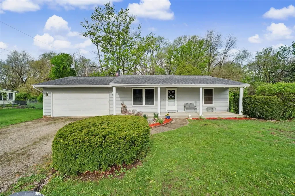 105 South Meadowhill Lane Mahomet IL 61853