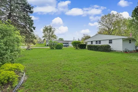 105 South Meadowhill Lane Mahomet IL 61853
