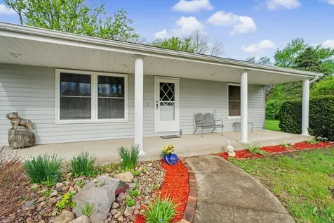 105 South Meadowhill Lane Mahomet IL 61853