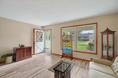 105 South Meadowhill Lane Mahomet IL 61853