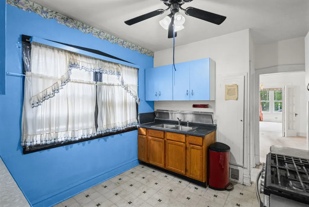 8617 South Loomis Boulevard Chicago IL 60620
