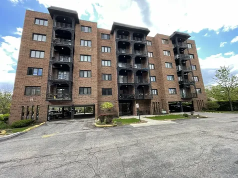9395 Landings Lane Des Plaines IL 60016