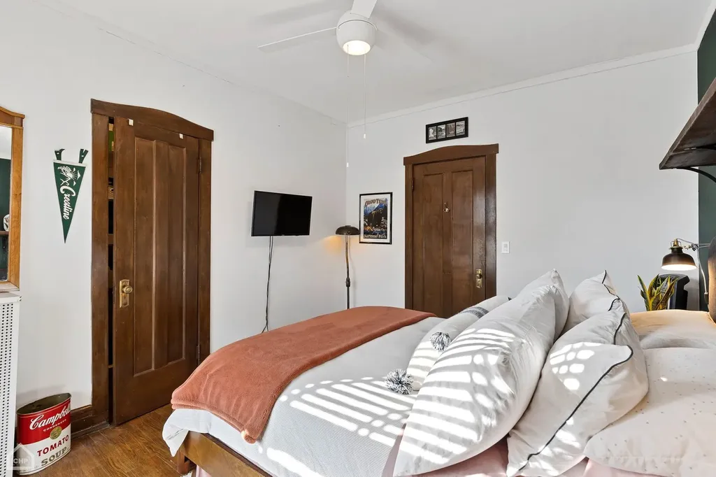 6619 North Glenwood Avenue Chicago IL 60626