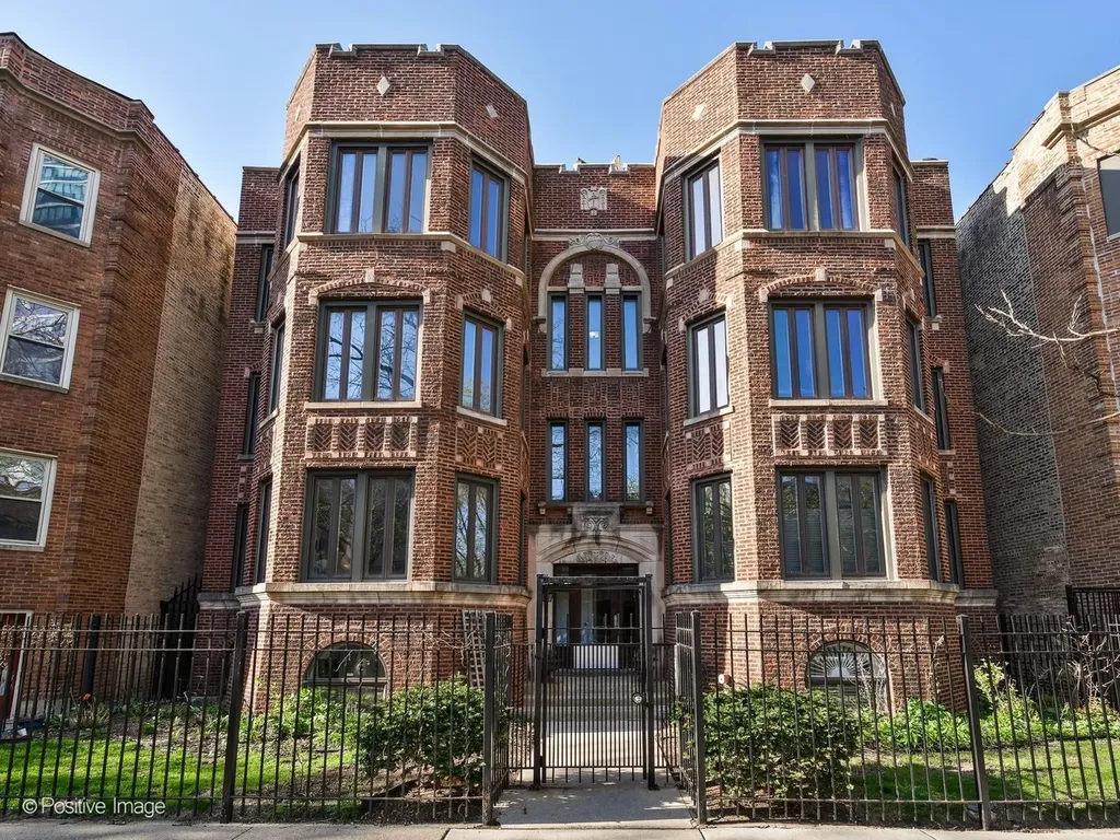 822 West Agatite Avenue Chicago IL 60640