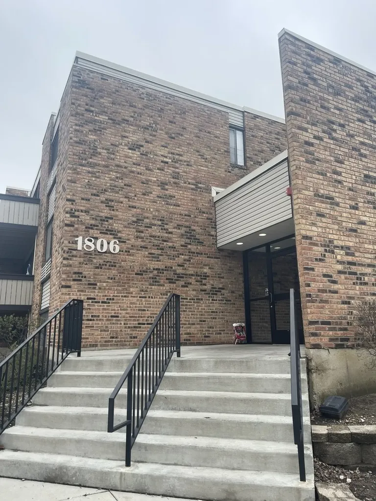 1806 Hemlock Place Schaumburg IL 60173