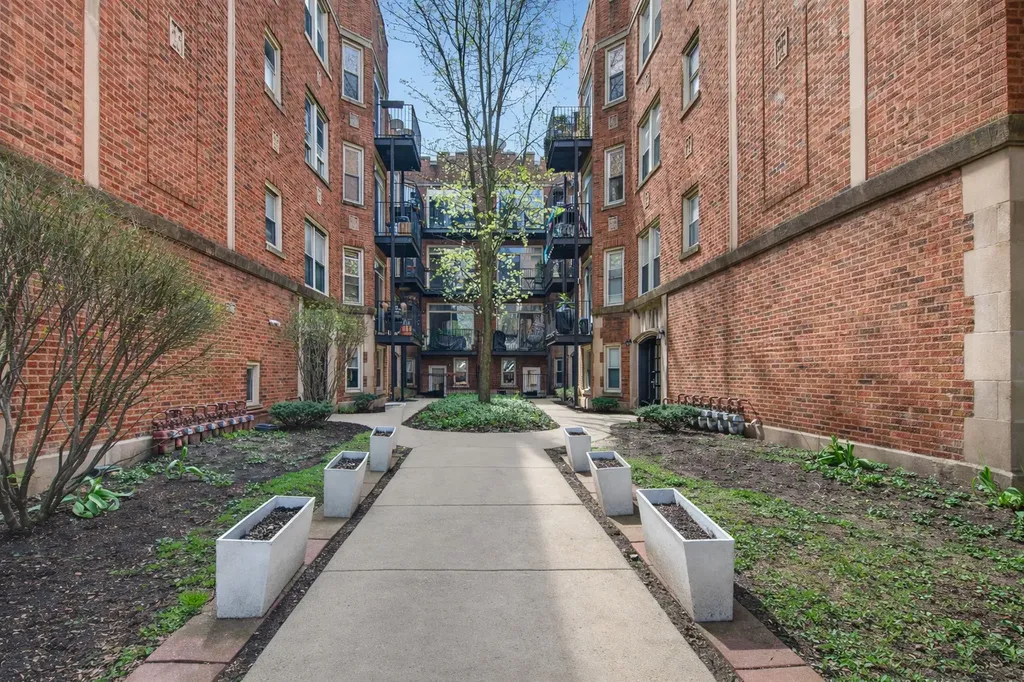 1651 West Pratt Boulevard Chicago IL 60626