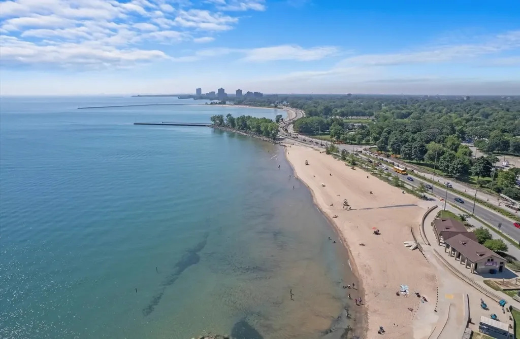 5530 South Shore Drive Chicago IL 60637