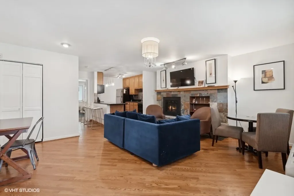 163 West Division Street Chicago IL 60610