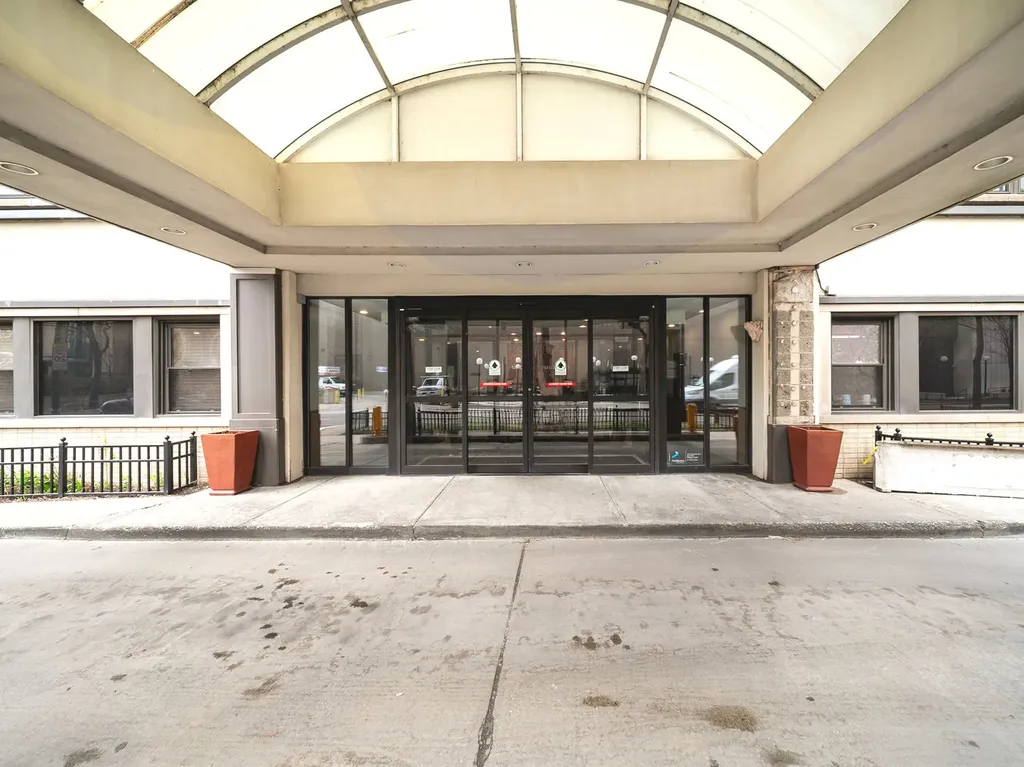 6030 North Sheridan Road Chicago IL 60660