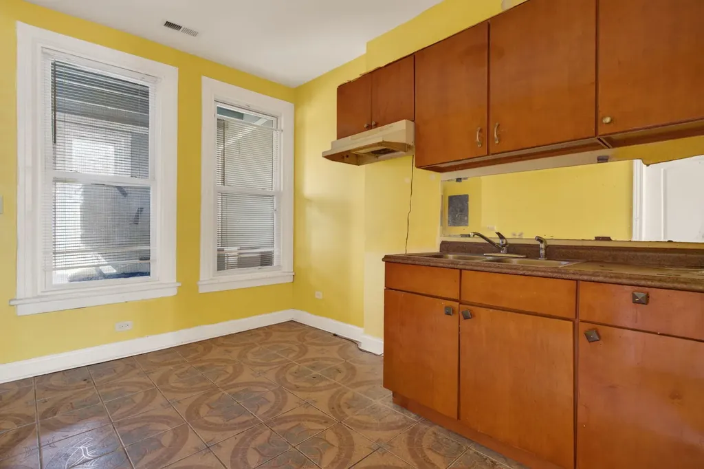 3657 West Ohio Street Chicago IL 60624