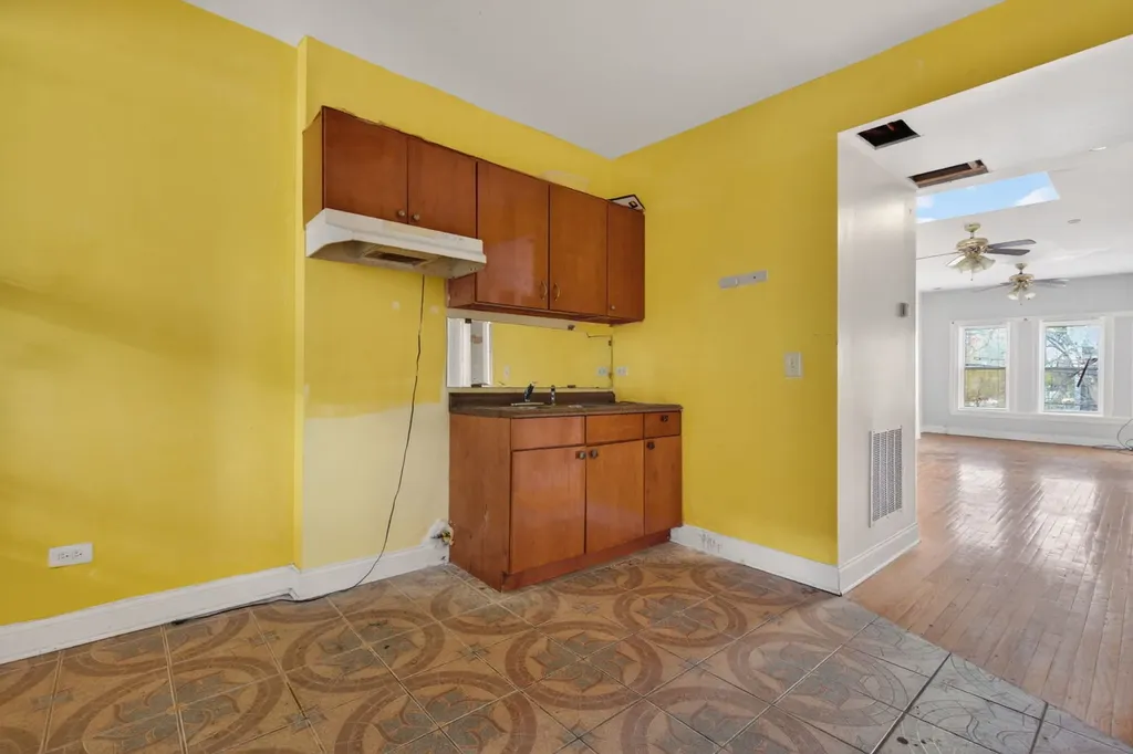 3657 West Ohio Street Chicago IL 60624