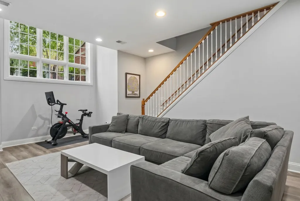 3236 North Kenmore Avenue Chicago IL 60657