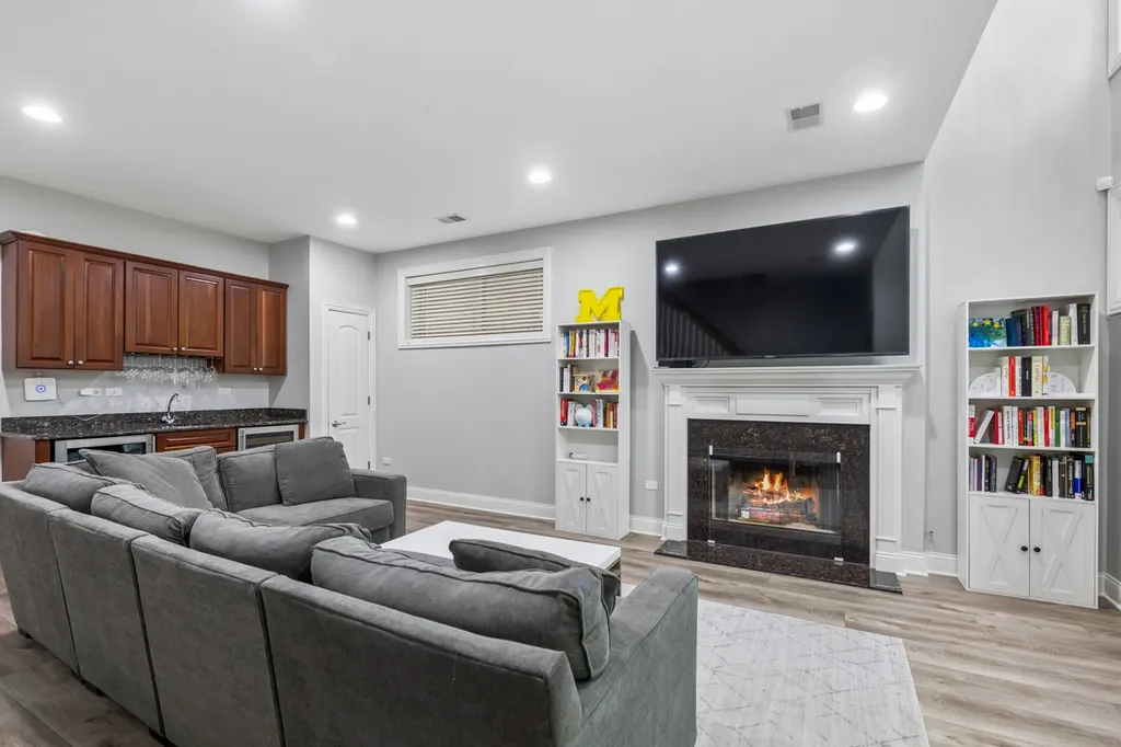 3236 North Kenmore Avenue Chicago IL 60657