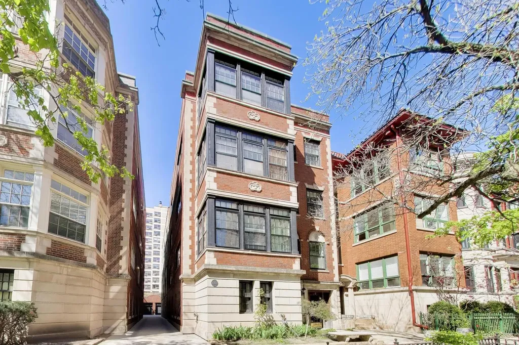 440 West Oakdale Avenue Chicago IL 60657