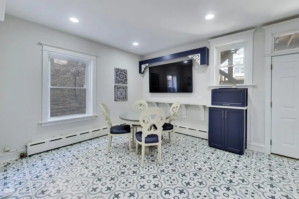 440 West Oakdale Avenue Chicago IL 60657