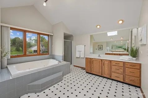 14 Hampton Court Algonquin IL 60102