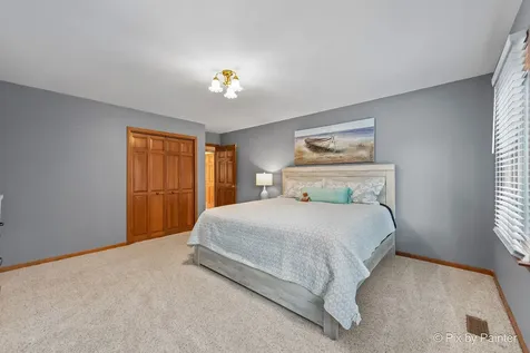 14 Hampton Court Algonquin IL 60102