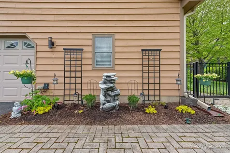 14 Hampton Court Algonquin IL 60102