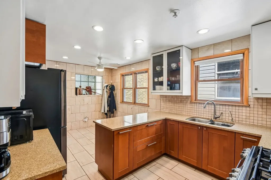 1914 West Farwell Avenue Chicago IL 60626
