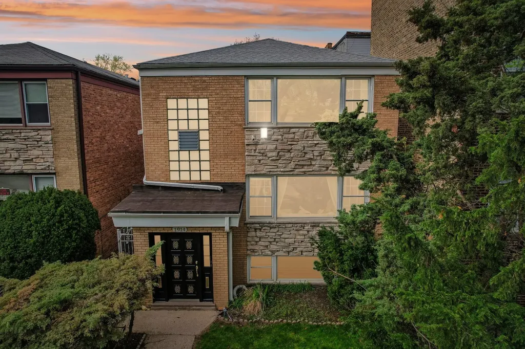 1914 West Farwell Avenue Chicago IL 60626