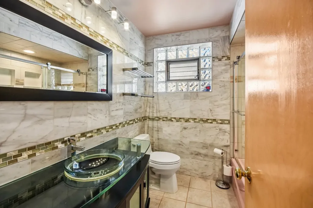 1914 West Farwell Avenue Chicago IL 60626