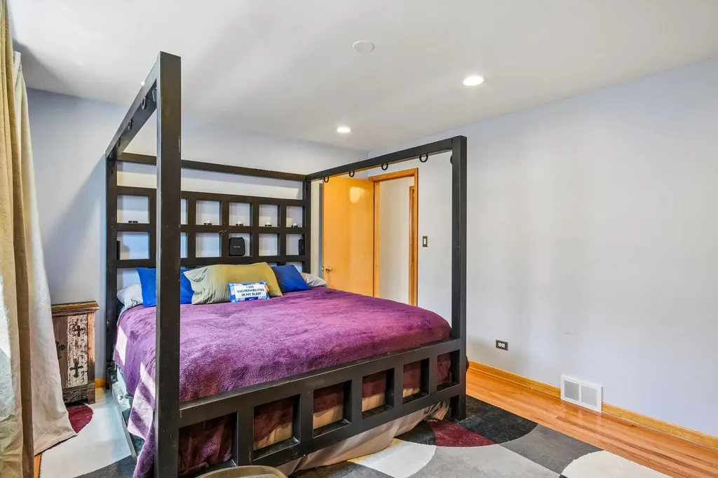 1914 West Farwell Avenue Chicago IL 60626