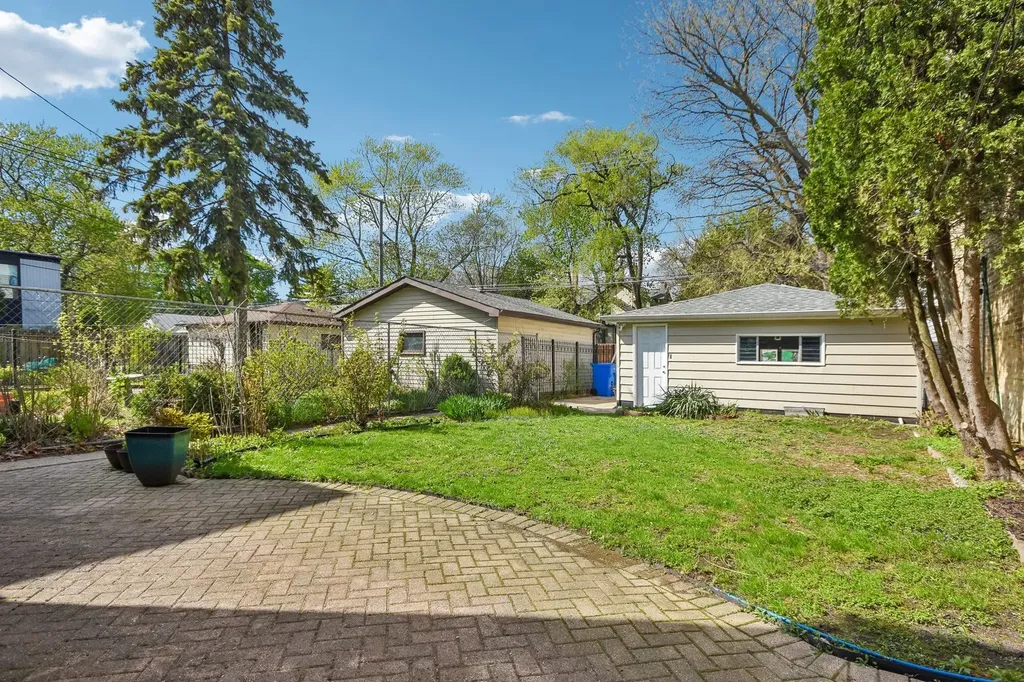 1914 West Farwell Avenue Chicago IL 60626