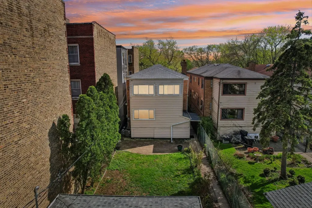 1914 West Farwell Avenue Chicago IL 60626