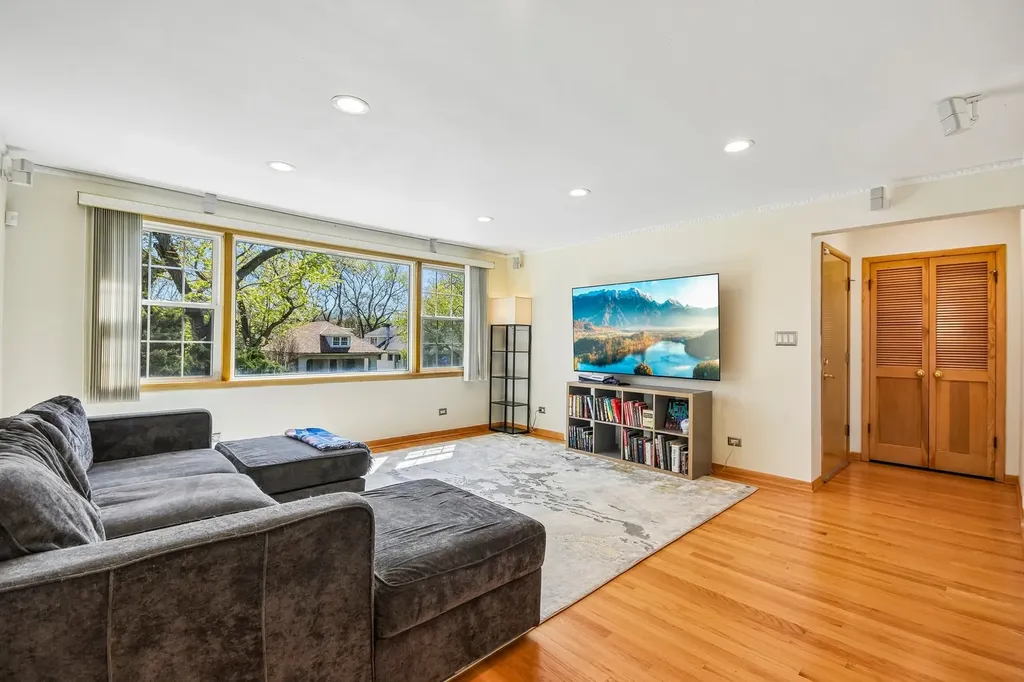 1914 West Farwell Avenue Chicago IL 60626