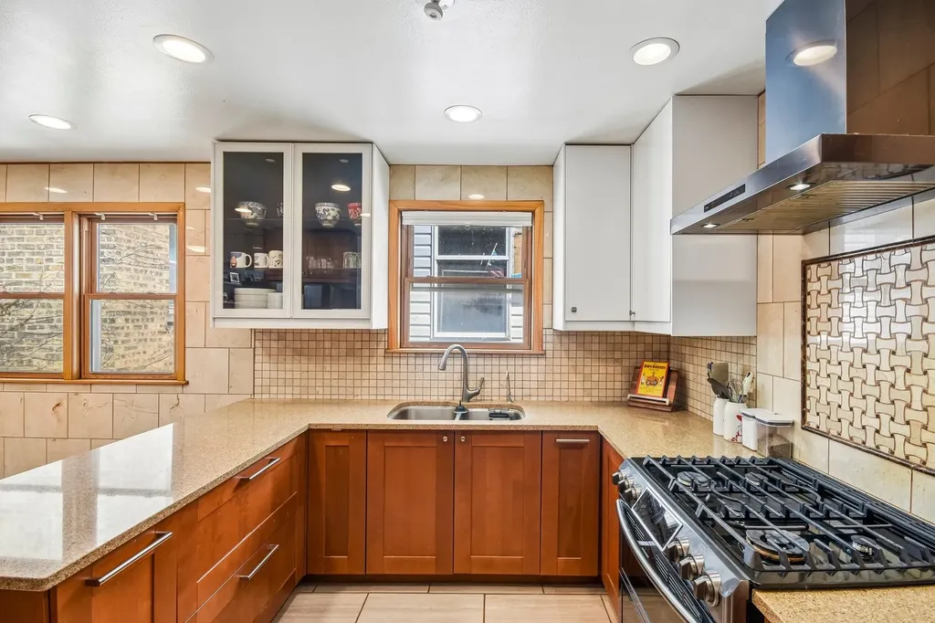1914 West Farwell Avenue Chicago IL 60626