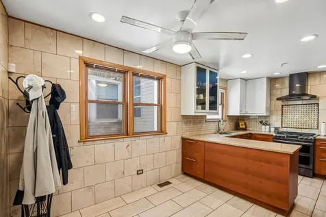 1914 West Farwell Avenue Chicago IL 60626