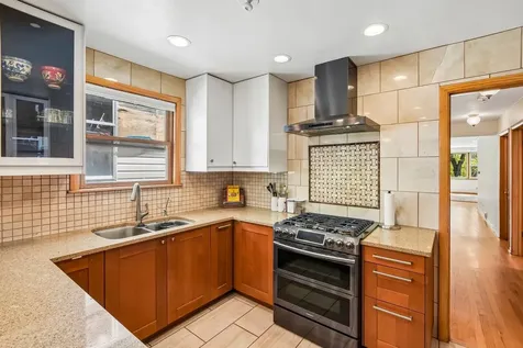 1914 West Farwell Avenue Chicago IL 60626