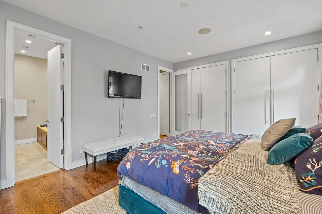 3321 North Sheffield Avenue Chicago IL 60657