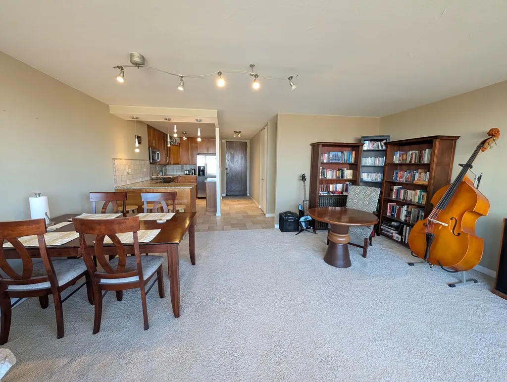 720 West Gordon Terrace Chicago IL 60613