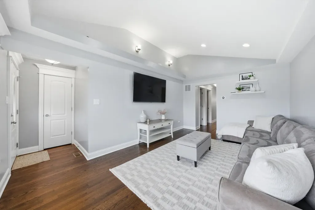 6425 West 64th Street Chicago IL 60638